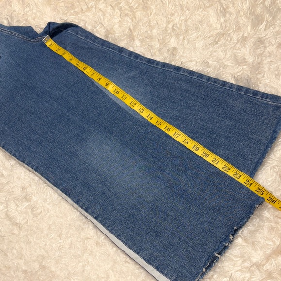 7 For All Mankind Alexa Cropped Jeans with White Stripe Accents - Picture 6 of 8